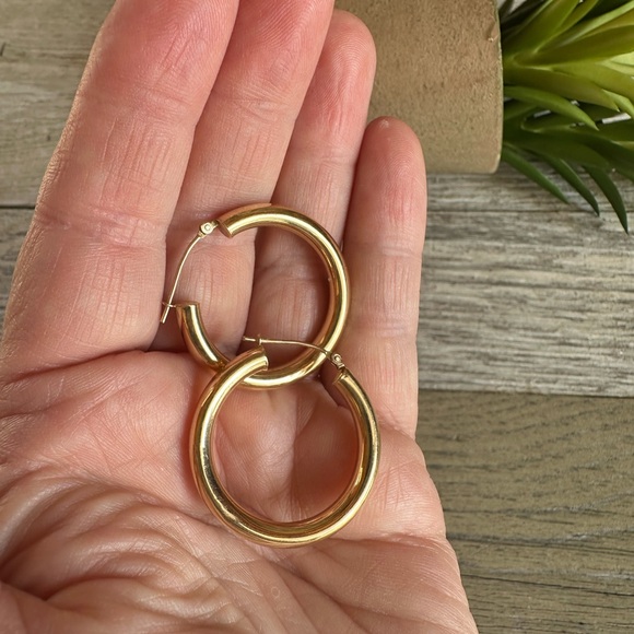 Elegant 14k Gold Hoop Earrings - Picture 6 of 6